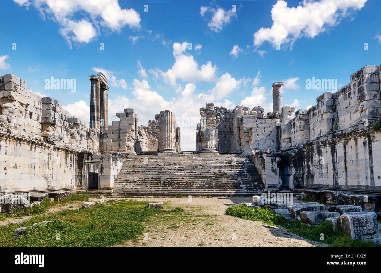 Weitwinkel-Foto des Tempels von apollo in didyma antike Stadt. Historisches Tourismuskonzept. Stockfoto