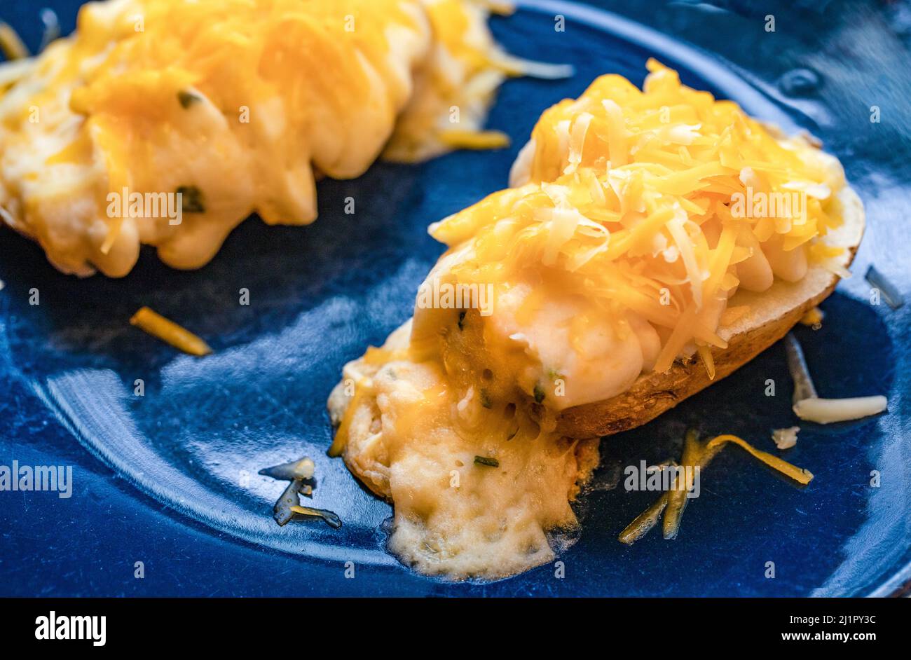 Zweimal gebackene Kartoffel mit Käse, der oben aufschmelzt Stockfoto