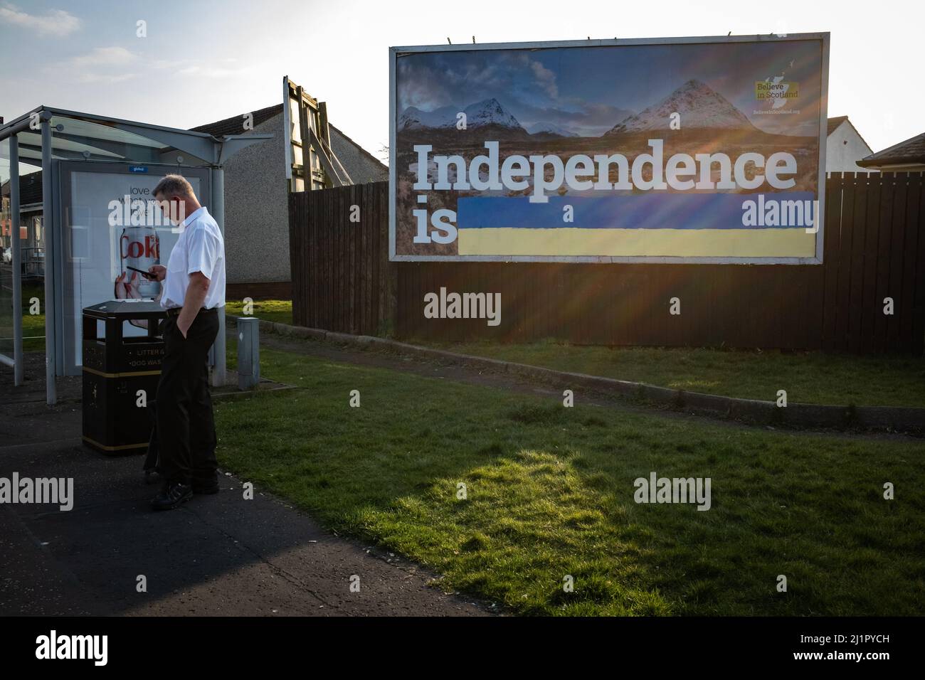 Prestwick, Schottland, 27. März 2022. Eine Plakatwand, auf der jemand die Farben der ukrainischen Flagge gemalt hat, um den Werbeslogan der Pro-schottischen Unabhängigkeit mit der Aufschrift ÒIndependence is normalÓ von der Kampagne „Believe in Scotland“ in eine proukrainische Botschaft zu verwandeln, die die Unterstützung für das vom Krieg zerrissene Land zeigt, während es von Russland in Prestwick eingedrungen wird, Schottland, Den 27. März 2022. Foto: Jeremy Sutton-Hibbert/Alamy Live News. Stockfoto