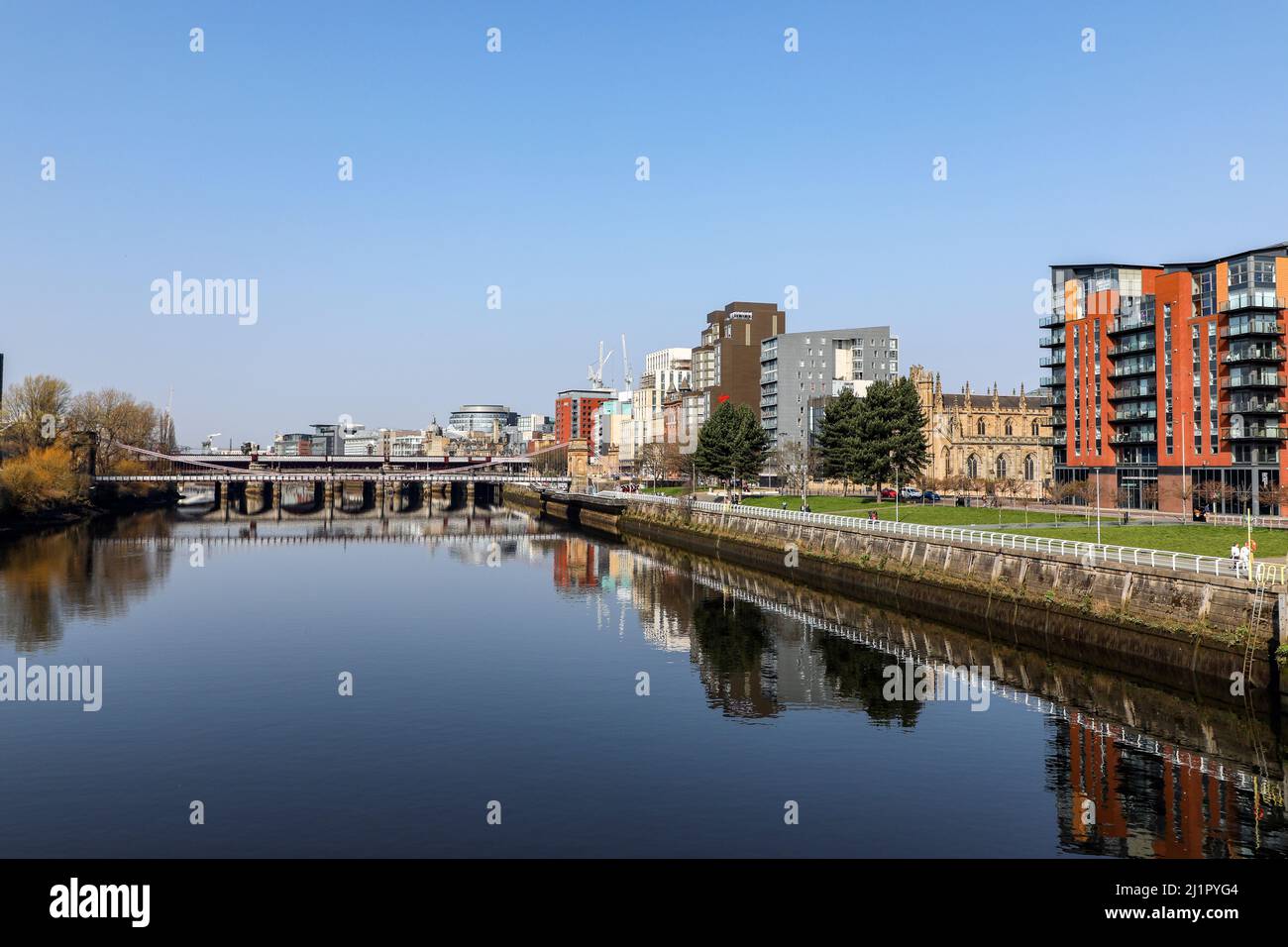 Blick nach Westen entlang des Flusses Clyde zur Hängebrücke der South Portland Street mit der Victoria Bridge dahinter und dem Broomielaw-Gehweg Stockfoto