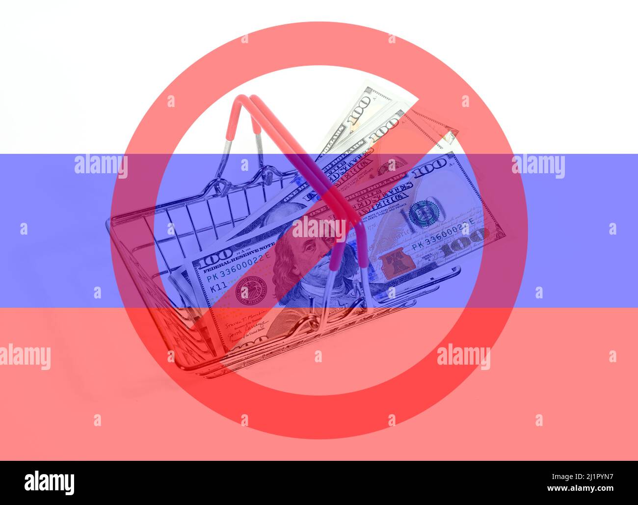 Korb mit einem Stapel von uns hundert Dollar Scheinen auf dem Hintergrund der russischen Flagge und Stop-Schild. Stockfoto