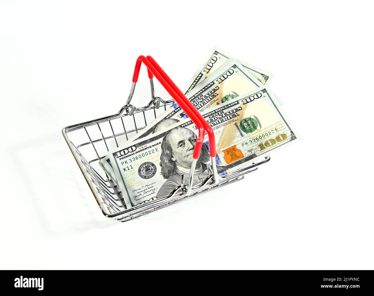 Korb für einen Supermarkt mit einem Stapel von Scheinen im Wert von hundert Dollar der US-Bank Stockfoto