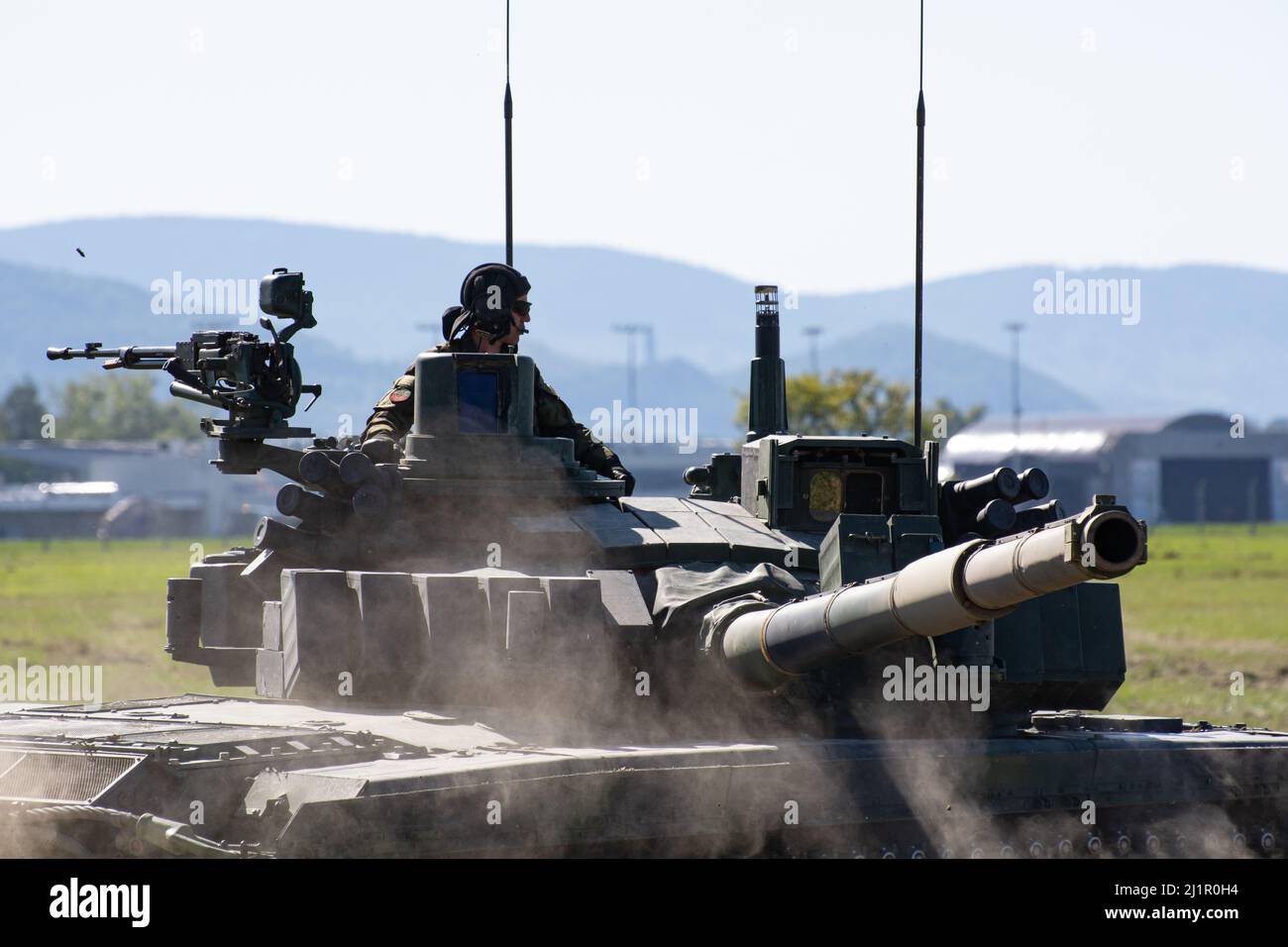 NATO Days, Ostrava, Tschechische Republik. 22.. September 2019: Der russische Kampfpanzer T-72B3 bewegte sich auf dem Trainingsgelände und feuerte aus der Waffe Stockfoto