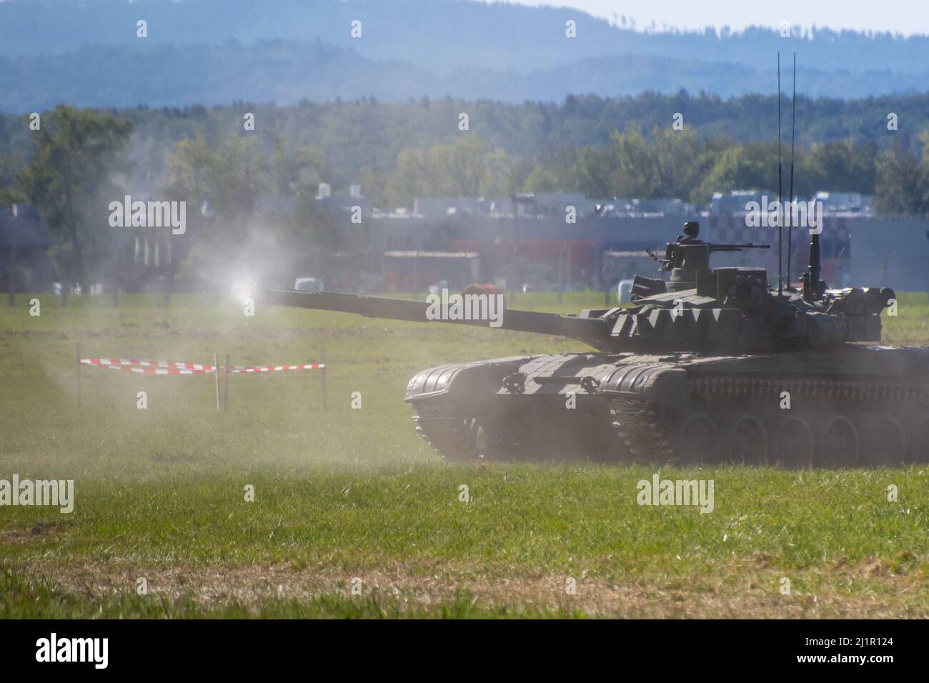 NATO Days, Ostrava, Tschechische Republik. 22.. September 2019: Der russische Kampfpanzer T-72B3 bewegte sich auf dem Trainingsgelände und feuerte aus der Waffe Stockfoto