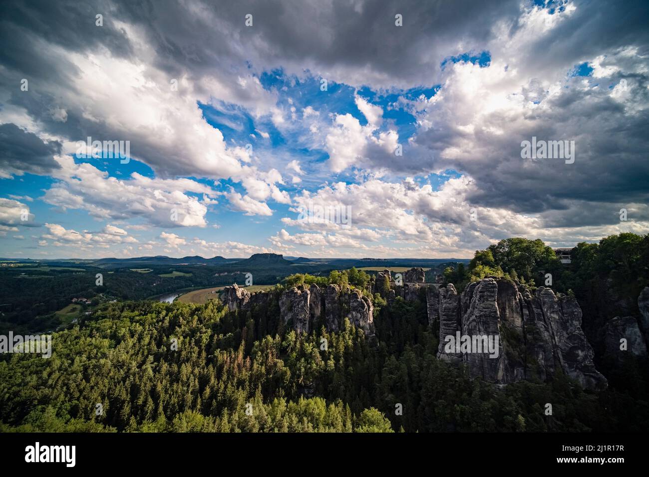 Landschaft mit den Felsformationen Felsenburg Neurathen und Bastei im Rathen-Gebiet des Nationalparks Sächsische Schweiz. Stockfoto