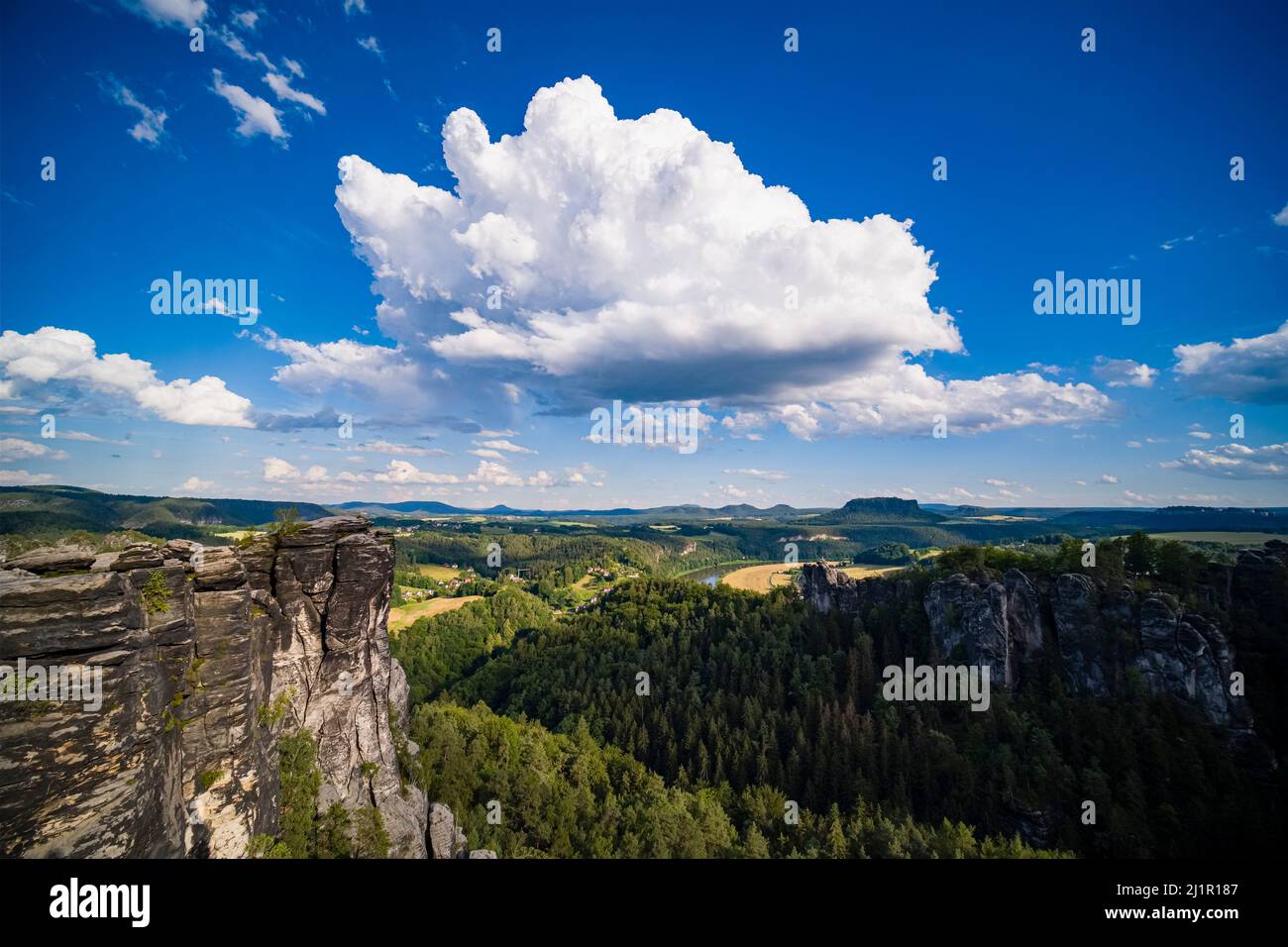 Landschaft mit Felsformationen, dem Gipfel der Hintere Gans und dem Elbtal im Rathen-Gebiet des Nationalparks Sächsische Schweiz. Stockfoto