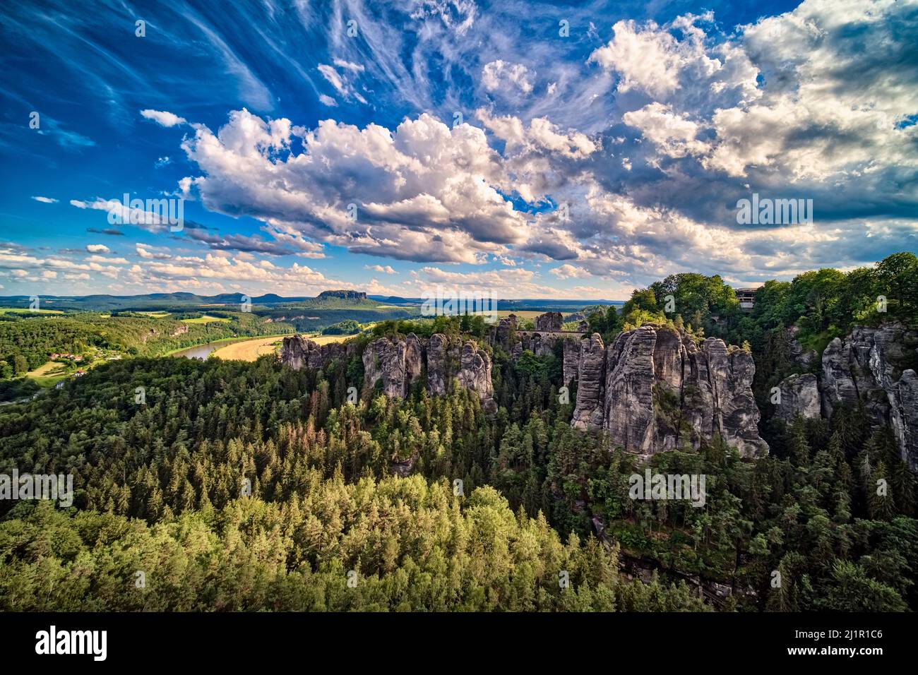 Landschaft mit den Felsformationen Felsenburg Neurathen und Bastei und dem Elbtal im Rathen-Gebiet des Nationalparks Sächsische Schweiz. Stockfoto