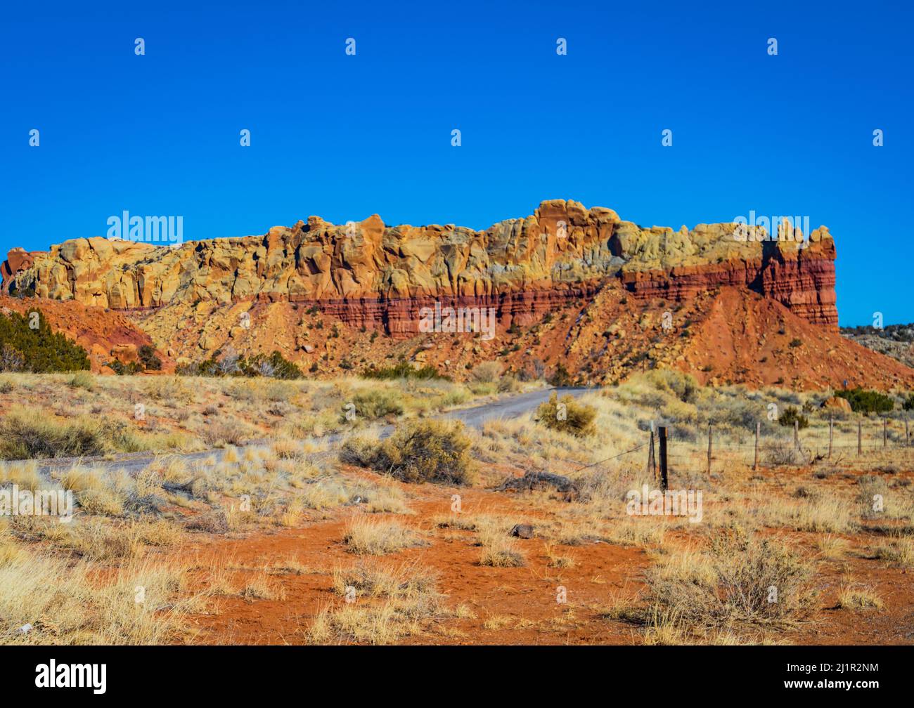Fahrt durch die Landschaft von New Mexico mit wunderschönen bunten Felsformationen Stockfoto