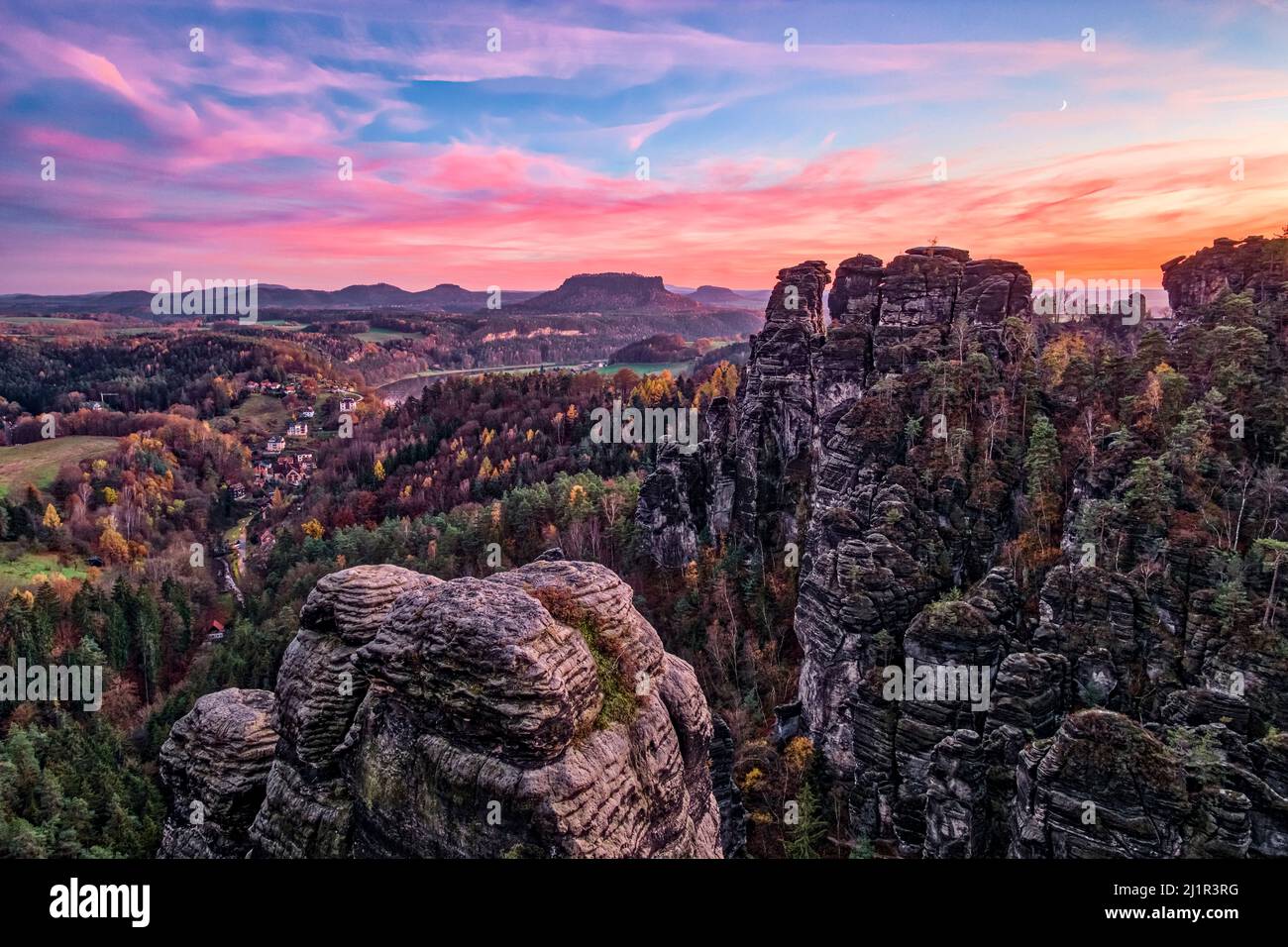 Landschaft mit Felsformationen, die Gipfel Hintere Gans und Höllenhund im Rathen-Gebiet des Nationalparks Sächsische Schweiz bei Sonnenuntergang im Herbst. Stockfoto