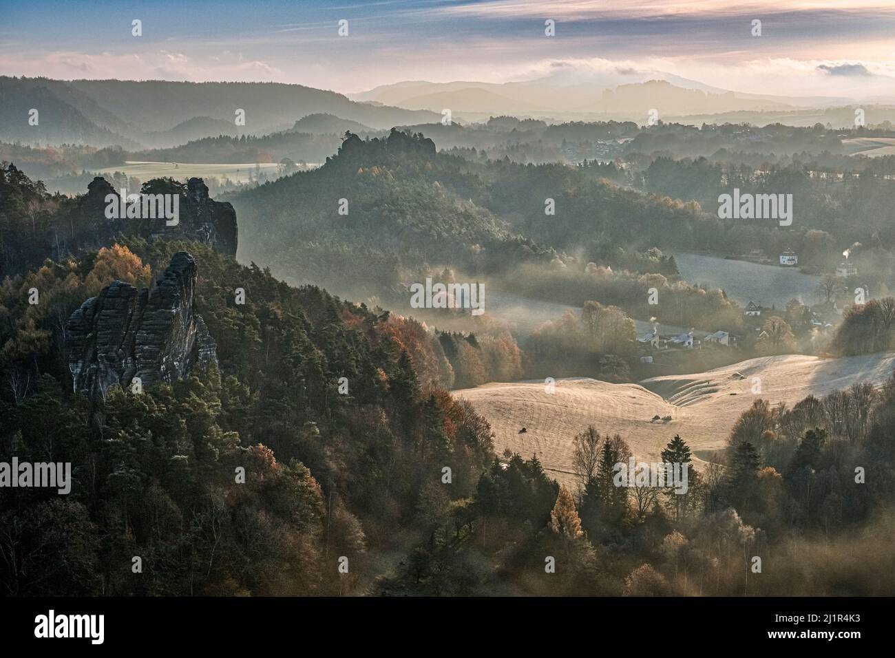 Neblige Landschaft mit Felsformationen im Rathen-Gebiet des Nationalparks Sächsische Schweiz bei Sonnenaufgang im Herbst. Stockfoto