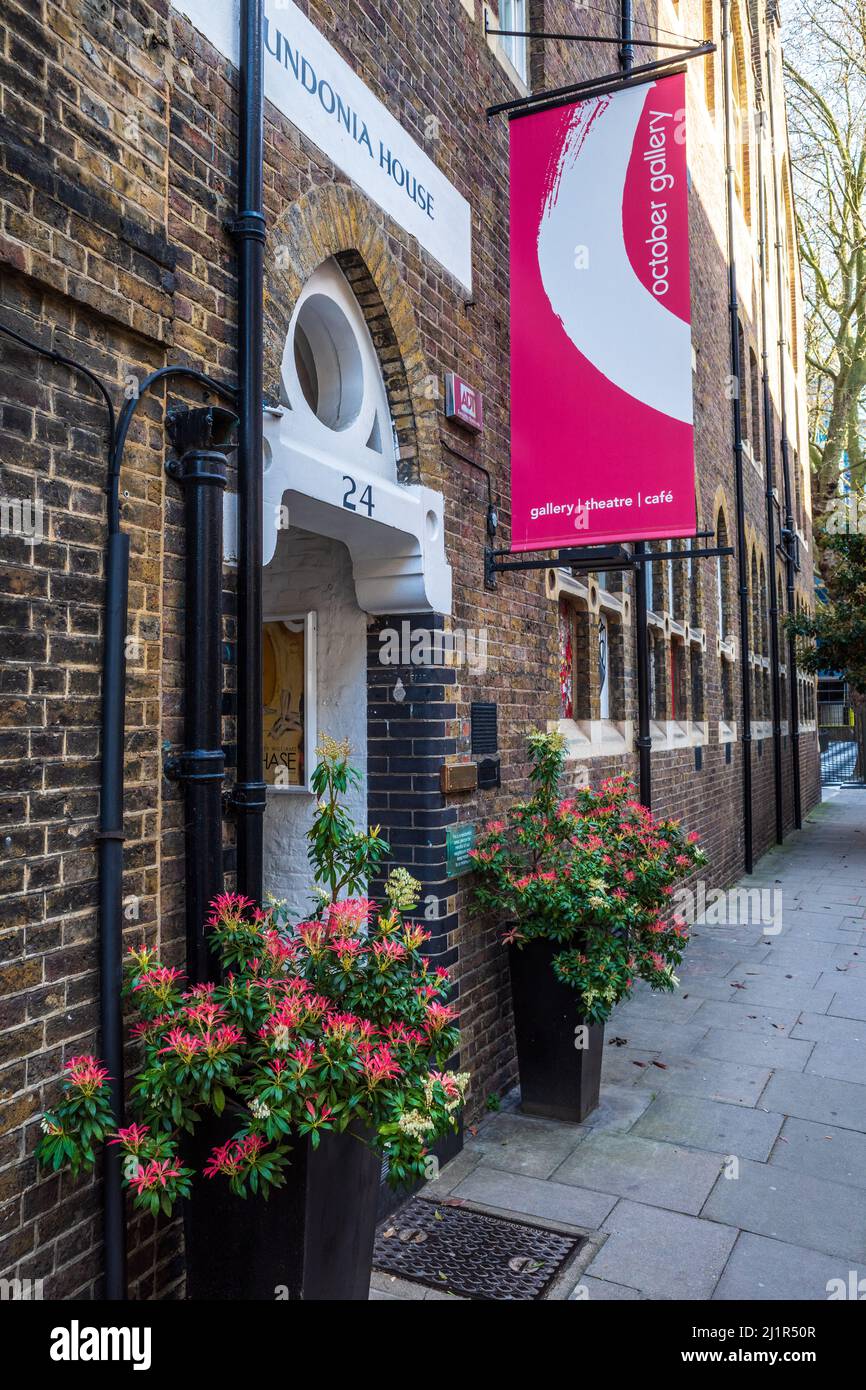 October Gallery London - London Art Gallery, die die Transvangarde-Bewegung fördert, gegründet 1979, in 24 Old Gloucester St London. Stockfoto