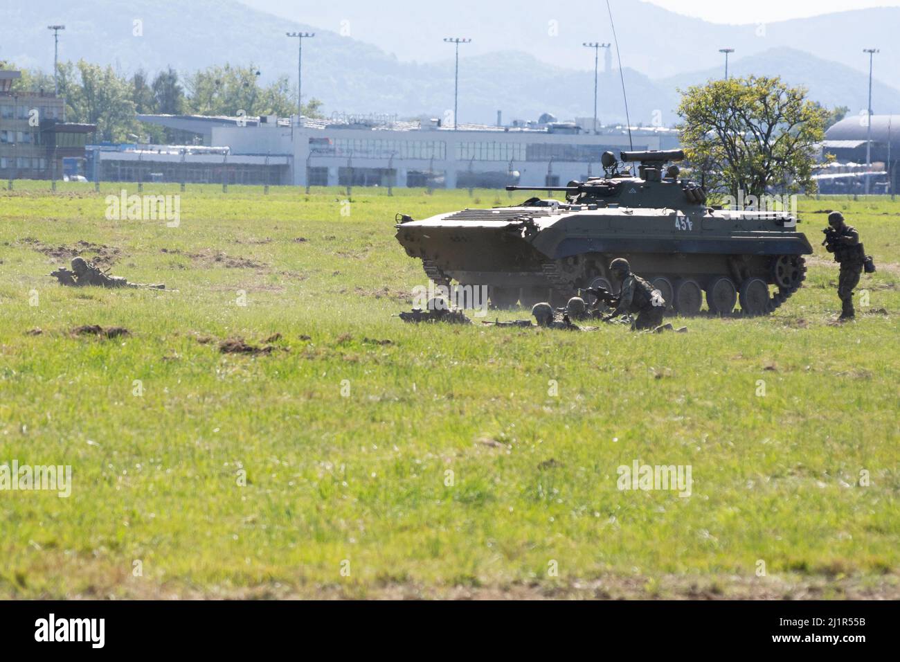 NATO Days, Ostrava, Tschechische Republik. 22.. September 2019: NATO-Streitkräfte fahren vor internationalen Flaggen. Panzer kämpfen auf dem Schlachtfeld. T72 Stockfoto