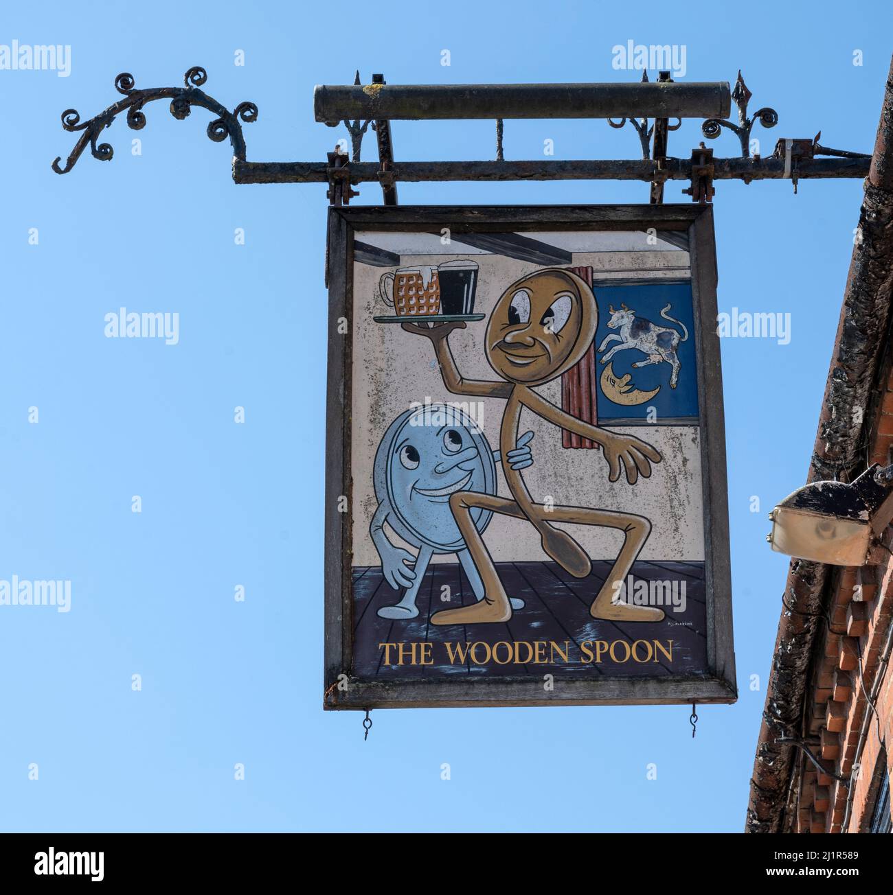 Traditionelles hängendes Pub-Schild am hölzernen Spoon Public House, High Street, Downton, Salisbury, Wiltshire, England, Großbritannien. Stockfoto