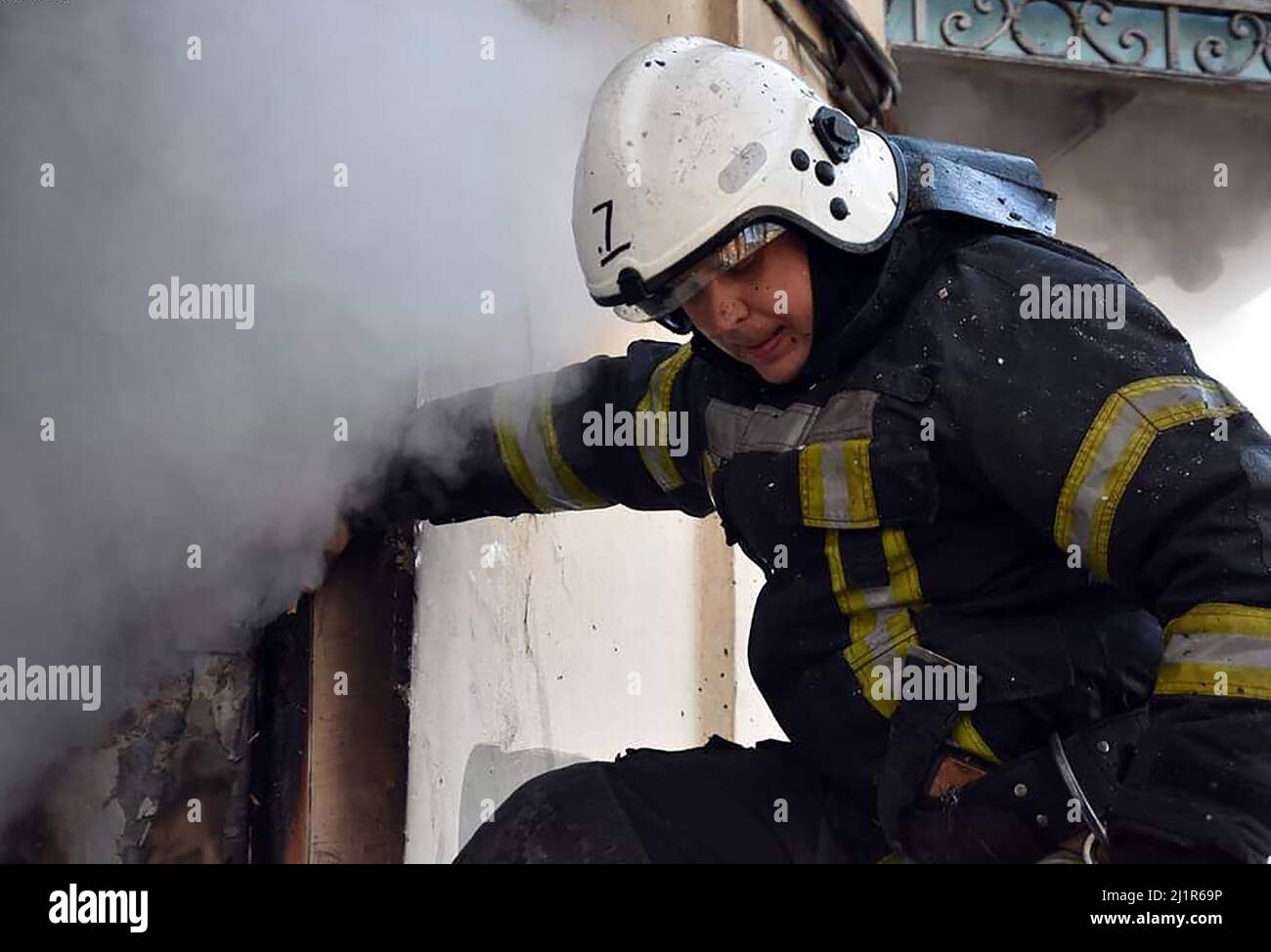 Odesa, Ukraine. 27. März 2022. Ukrainische Rettungskräfte arbeiten am Sonntag, den 27. März 2022, an einem Standort eines Gebäudes durch einen Luftangriff, während Russlands Angriff auf die Ukraine fortgesetzt wird. Foto: State Emergency Service of Ukraine/ Quelle: UPI/Alamy Live News Stockfoto