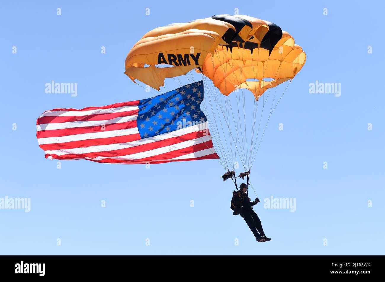 American Flag steigt während der Eröffnungszeremonie mit dem Fallschirmspringer des Goldenen Ritters der Armee herab Stockfoto