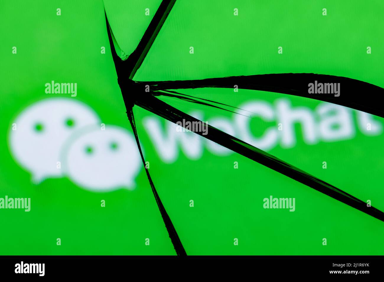 Logo des WeChat-Boten in der Spiegelung eines zerbrochenen Spiegels. Das Konzept der Probleme in der Arbeit von WeChat. Stockfoto