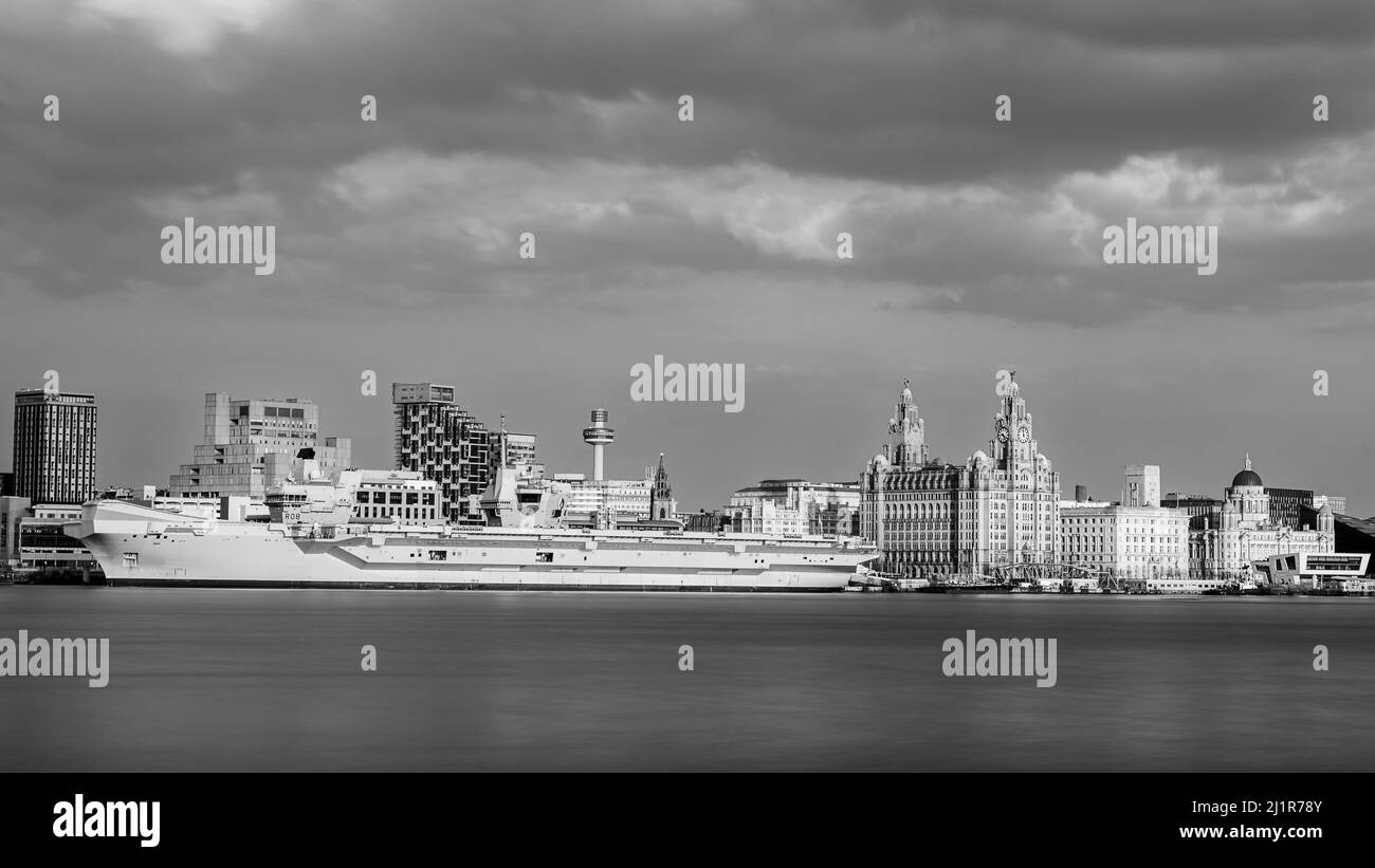 Eine schwarz-weiße Langzeitaufnahme der HMS Queen Elizabeth, die während ihres Besuchs im März 2022 stolz am Ufer von Liverpool sitzt. Stockfoto