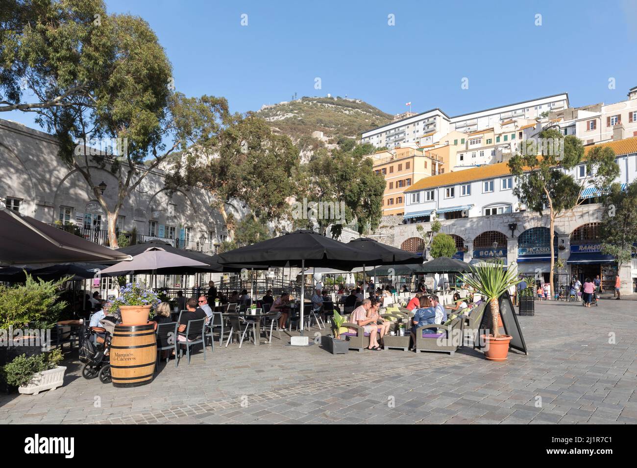 Leute an Restauranttischen, Grand Casemates Square, Gibraltar Stockfoto