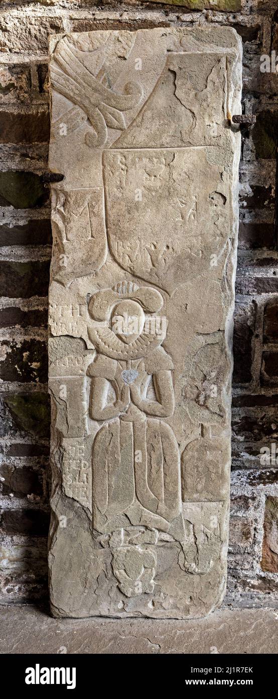 Elisabethanische oder frühe Stuart-Grabplatte in der Veranda der Llanfoist-Kirche, die eine Frau zeigt, die einen langen Rock wackelt, wahrscheinlich 1500s, Wales, Großbritannien Stockfoto