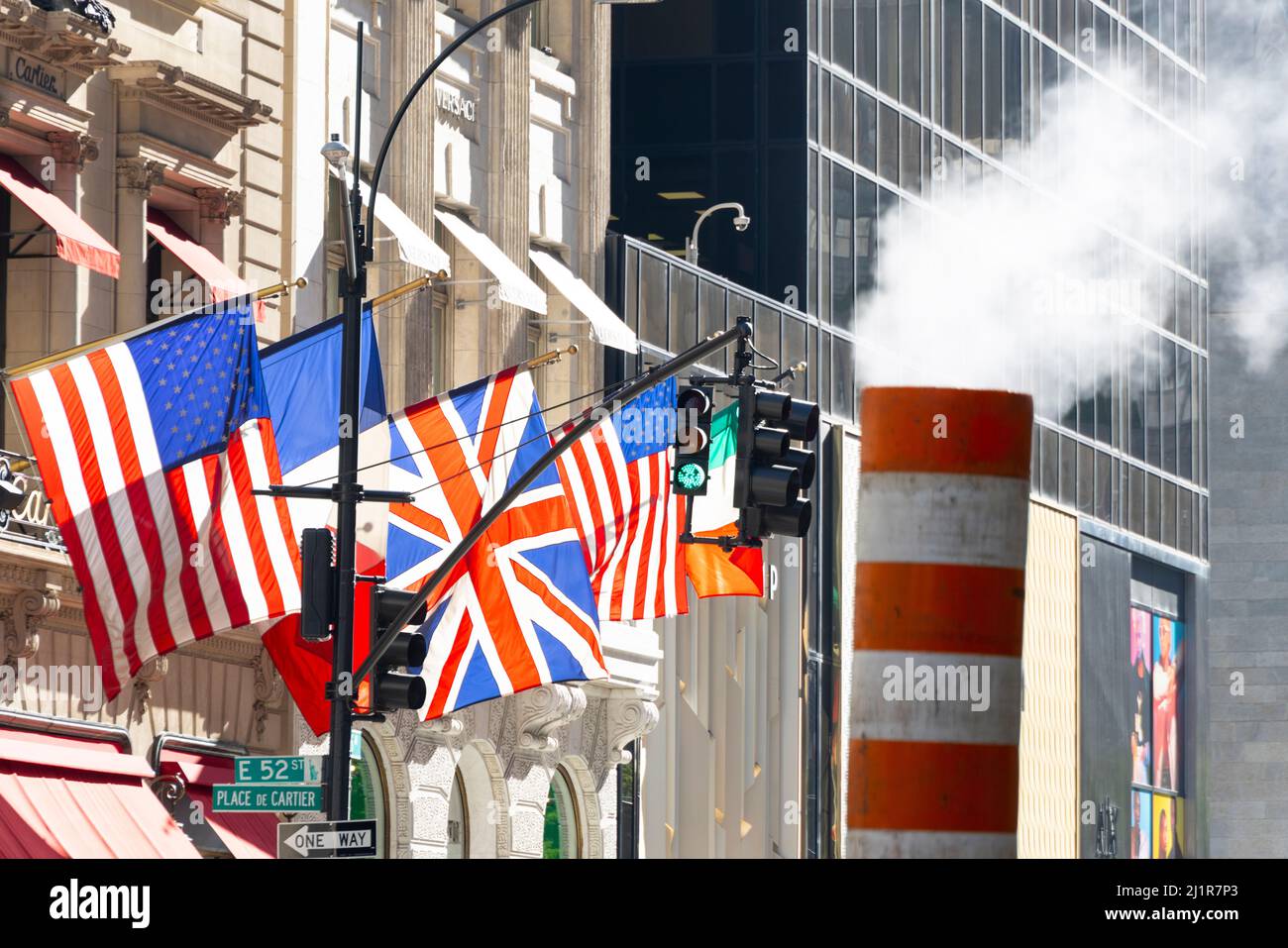 Nationalflaggen flattern vor dem Cartier Store NYC Stockfoto