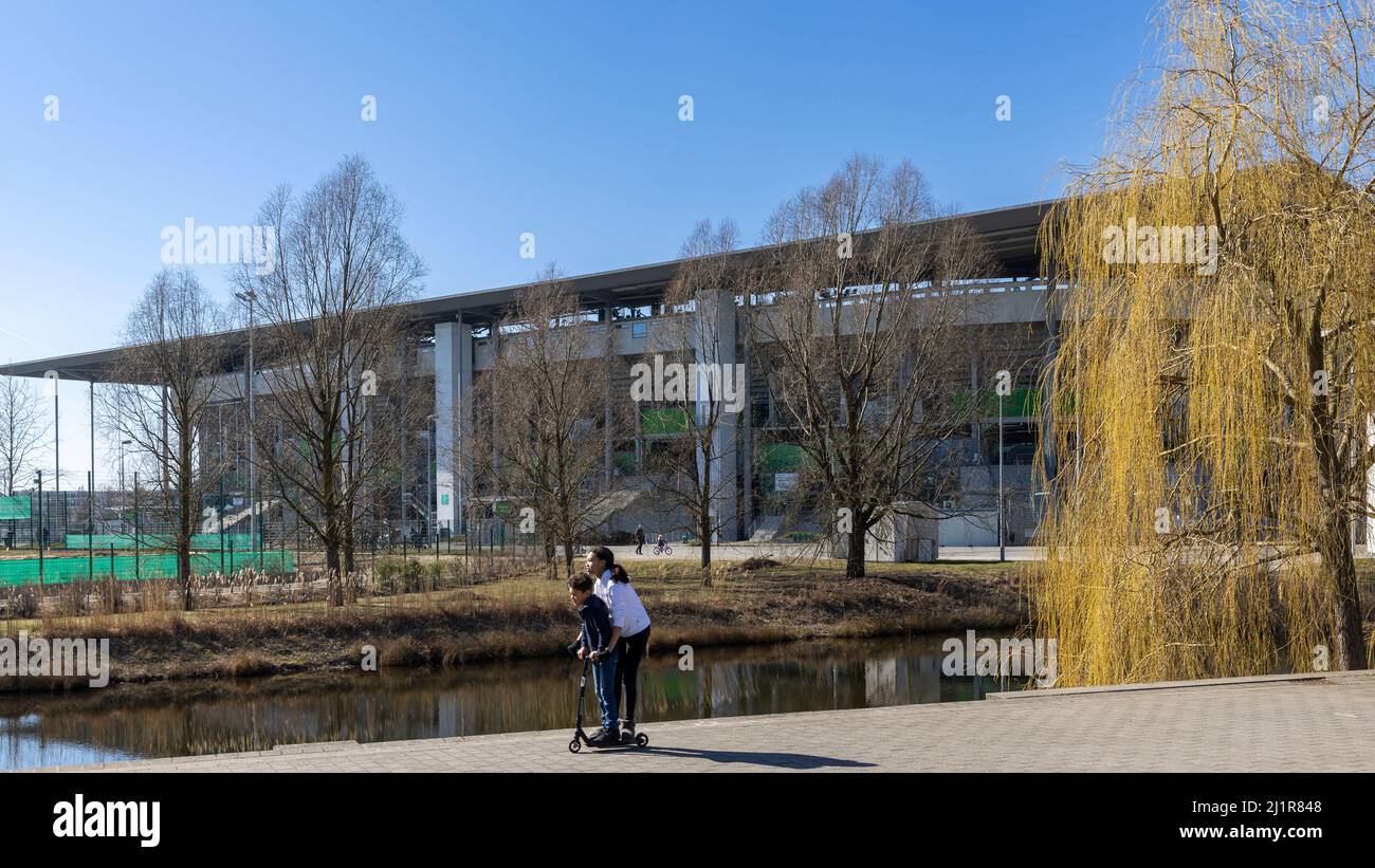 Fußball – Dekoration rund um die Volkswagen Arena in Wolfsburg Stockfoto
