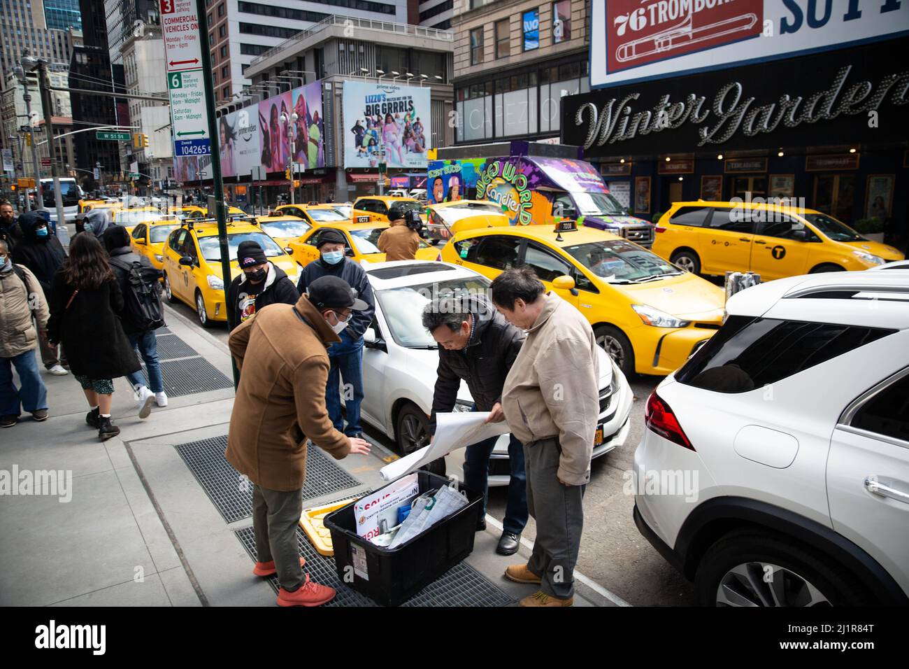 New York City, Usa. 27. März 2022. Taxifahrer machen sich bereit, für die Rallye nach Minnesota zu fahren. Die New York Taxi Workers Alliance (NYTWA) traf sich bei Vender Price, der Anwaltskanzlei von O'Brien Staley Partners & OSK, um eine 2.400-Meilen-Reise zum OSK-Hauptsitz in Edina, Minnesota, zu starten, um das Unternehmen daran zu hindern, die Medaillons und Häuser von Taxifahrern zu ergattern. NYTWA fordert das Unternehmen auf, sich einer Teilnahme am Schuldenerleichterungsprogramm von New York City anzuschließen. Kredit: SOPA Images Limited/Alamy Live Nachrichten Stockfoto