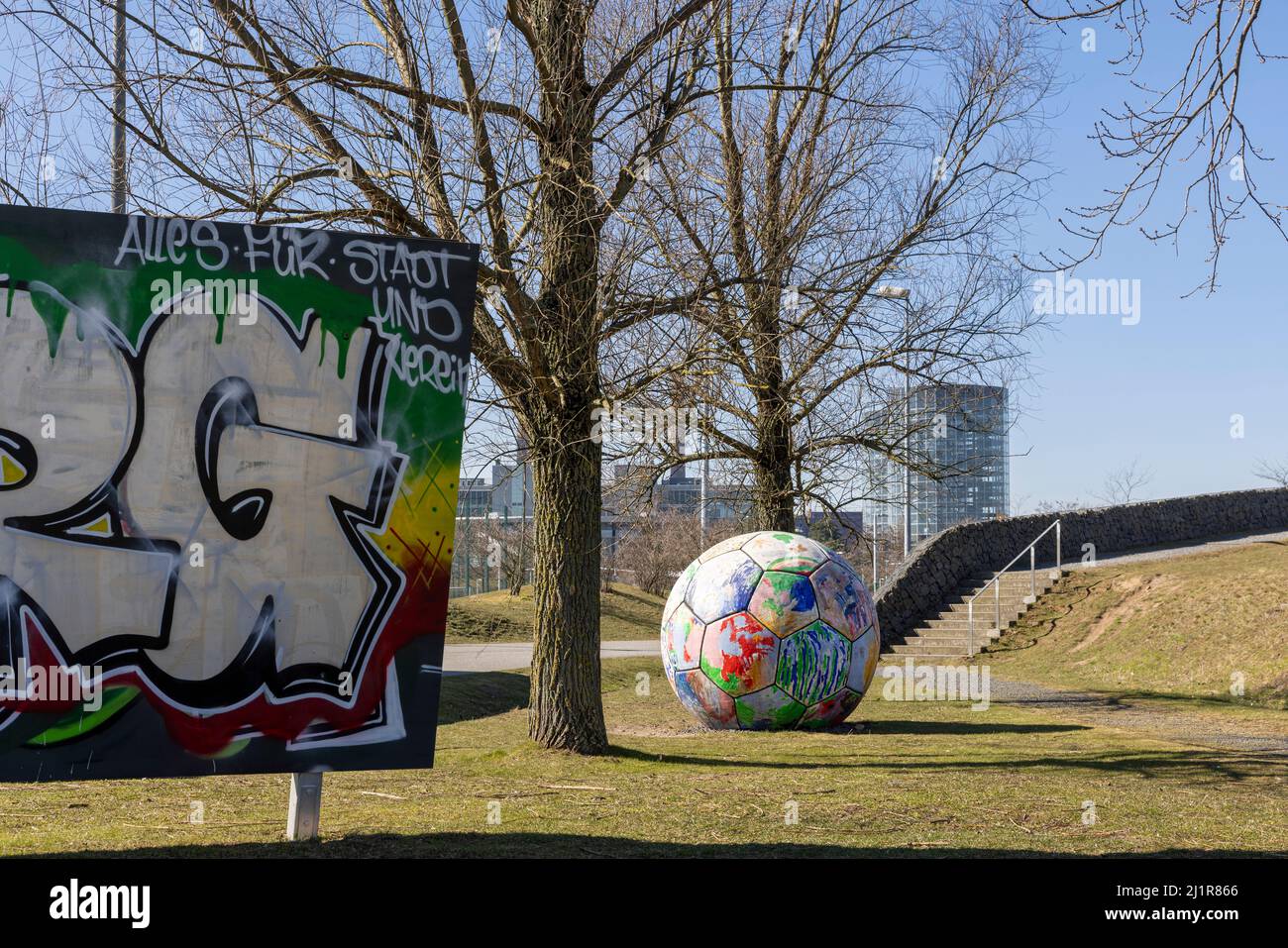 Fußball – Dekoration rund um die Volkswagen Arena in Wolfsburg Stockfoto