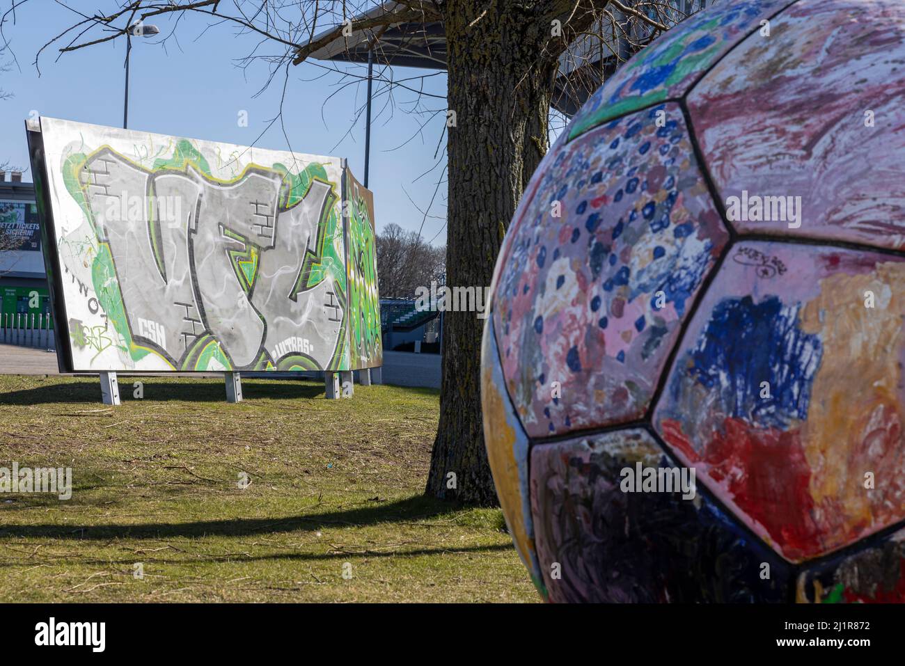 Fußball – Dekoration rund um die Volkswagen Arena in Wolfsburg Stockfoto