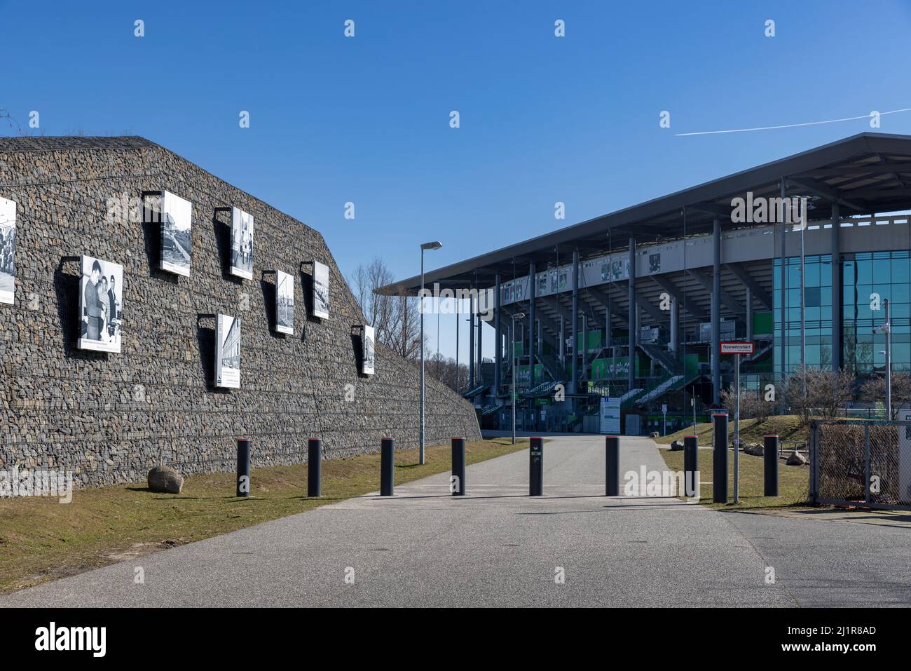 Fußball – Dekoration rund um die Volkswagen Arena in Wolfsburg Stockfoto