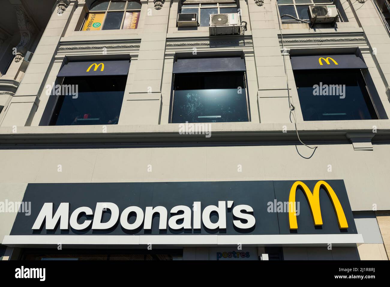 Buenos Aires, Argentinien, 10.. dezember 2021. Vorderseite eines McDonald's-Geschäfts (Kreditbild: Esteban Osorio/Alamy Stock Photo) Stockfoto