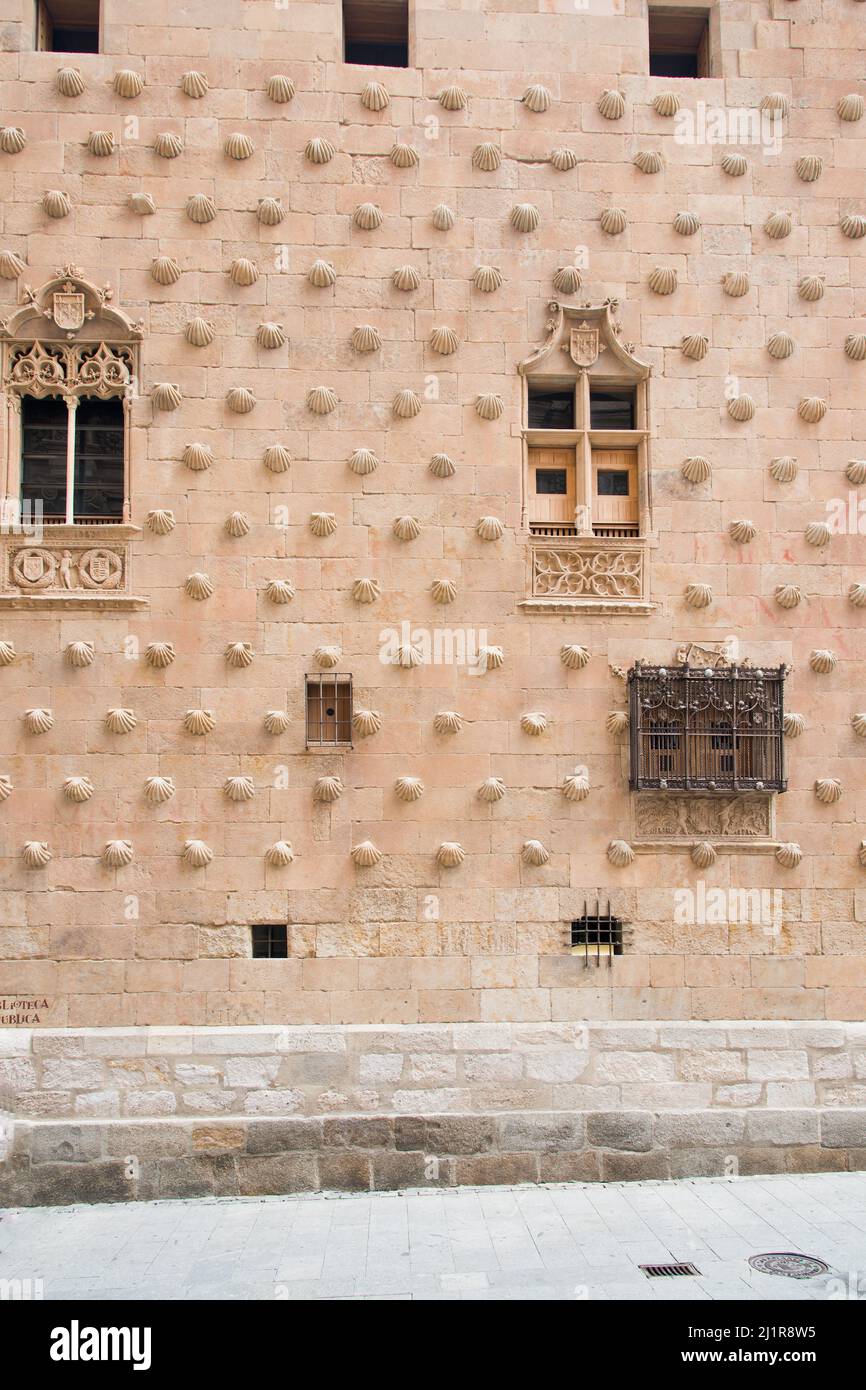 Schöne Fassade des Hauses der Muscheln, Casa de las conchas, in Salamanca, Spanien. Europa Stockfoto