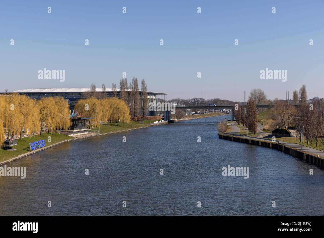 Volkswagen Arena -Fußballstadion in der Nähe Mittellandkanal -Wasserstraße an einem hellen Frühlingstag Stockfoto