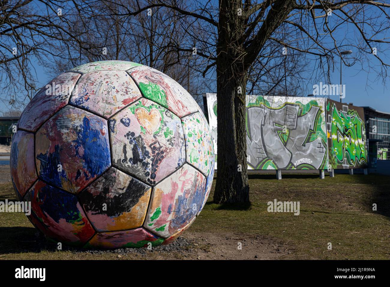 Fußball – Dekoration rund um die Volkswagen Arena in Wolfsburg Stockfoto