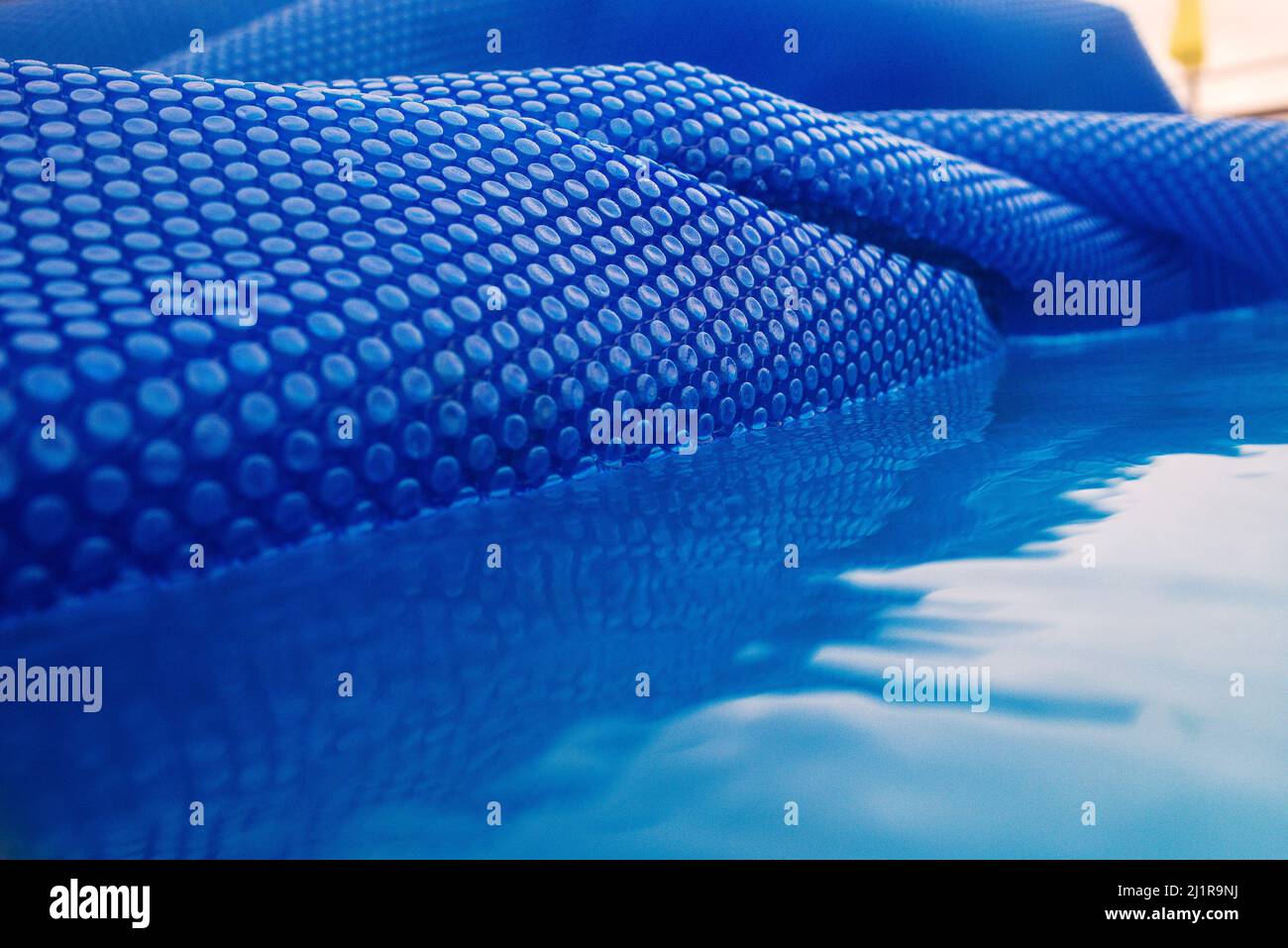 Textur des blauen Sonnenfilms für das Schwimmbad Stockfoto