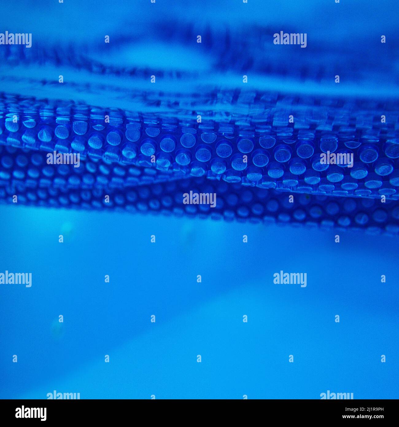Textur des blauen Sonnenfilms für das Schwimmbad Stockfoto