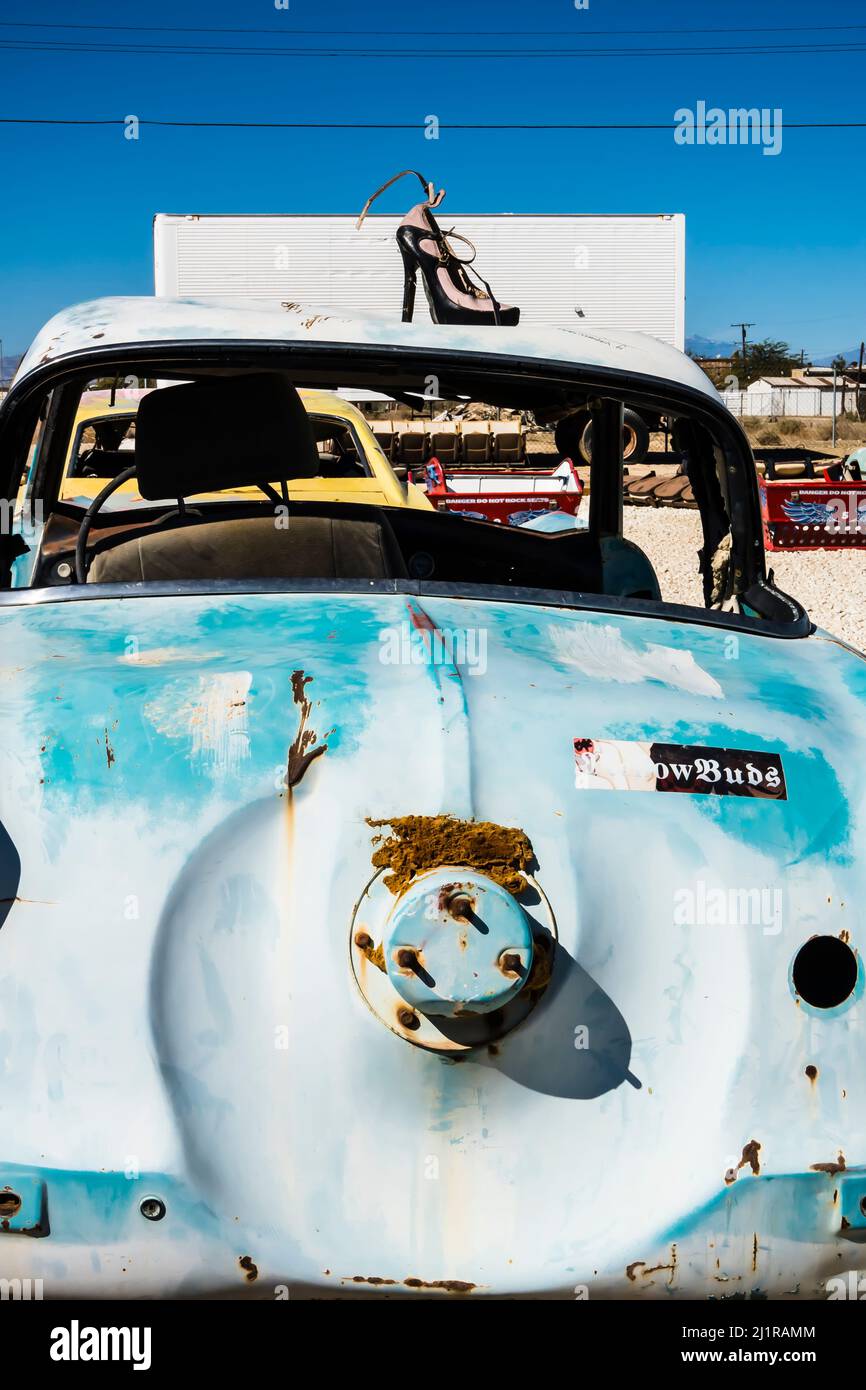 Junked Nash Metropolitan ist Teil einer Kunstinstallation namens 'The Drive-in Bombay Beach'. Kunstinstallation von Stefan Ashkenazy, Sean Dale Taylor, an Stockfoto