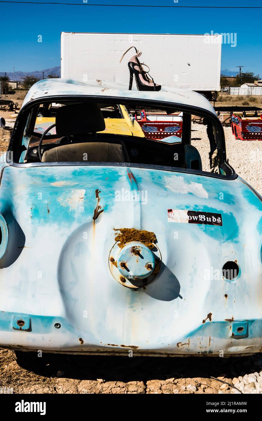 Junked Nash Metropolitan ist Teil einer Kunstinstallation namens 'The Drive-in Bombay Beach'. Kunstinstallation von Stefan Ashkenazy, Sean Dale Taylor, an Stockfoto