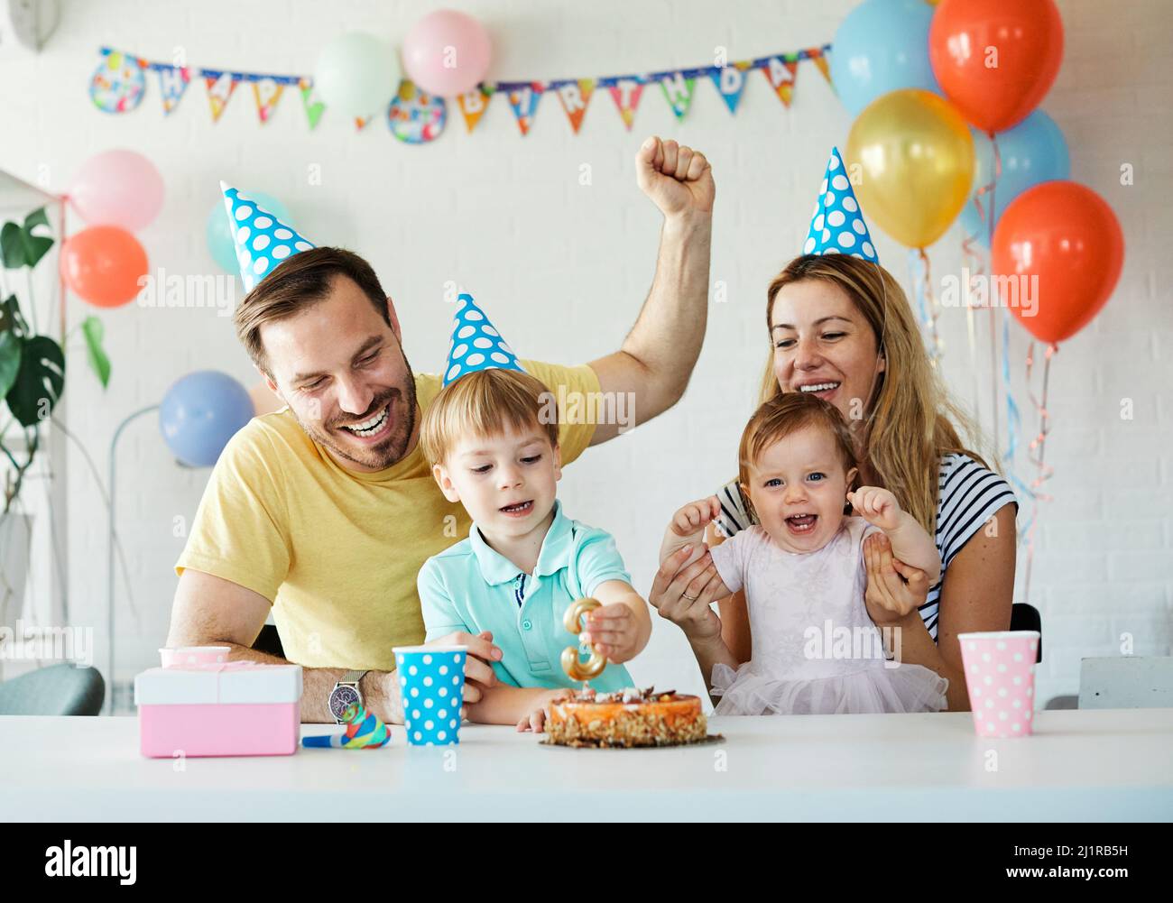 Kind Geburtstag Familie Mutter Feier Mädchen glücklich Party Vater junge Kuchen Elternteil Stockfoto