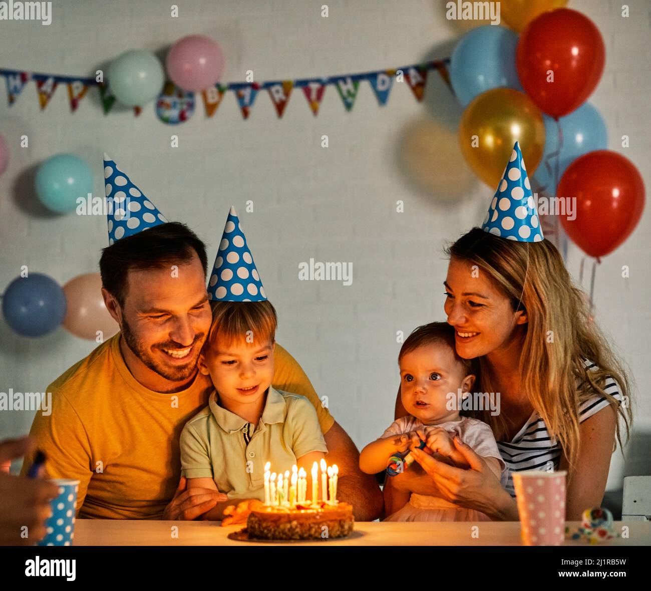 Kind Geburtstag Familie Mutter Feier Mädchen glücklich Party Vater junge Kuchen Elternteil Stockfoto