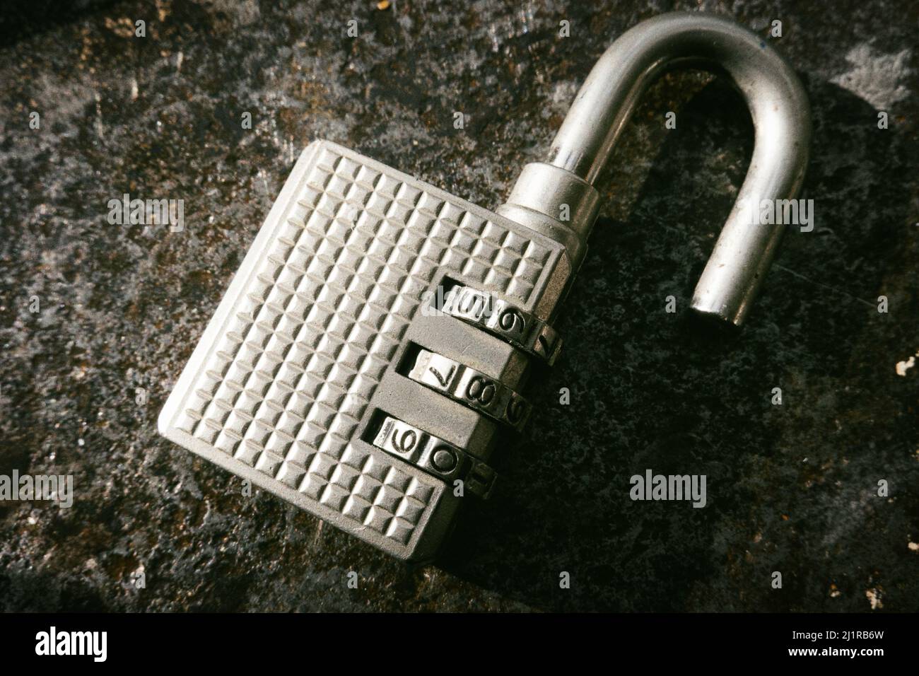 Offenes Kombinationsvorhängeschloss auf einer verzweifelten Oberfläche, USA 2022 Stockfoto