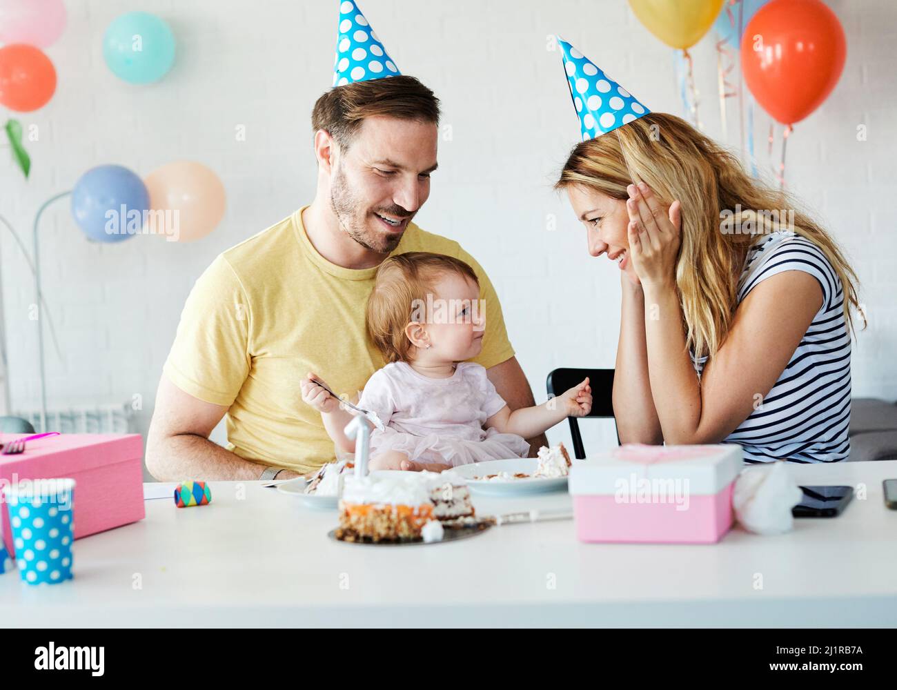 Kind Geburtstag Familie Mutter Feier Mädchen glücklich Party Vater Kuchen Elternteil Baby Stockfoto