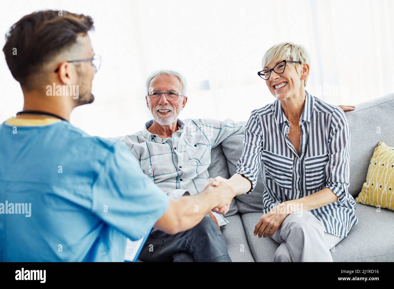Krankenschwester Arzt Senior Care Betreuer Hilfe Assistierung Altersheim Krankenhaus Krankenschwester Mann Händedruck Stockfoto