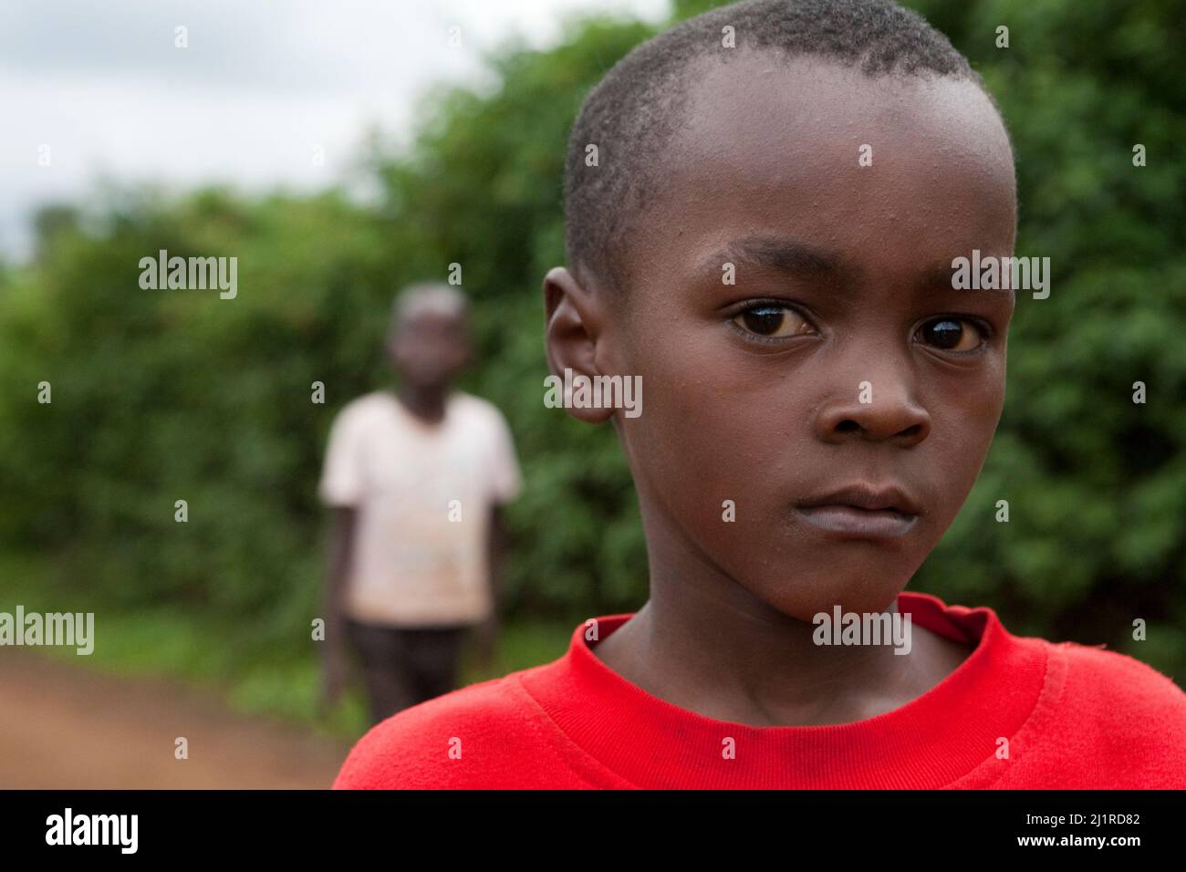 Vicent, Gladys Sohn spielt Fußball, Slum Area, Meru. Gladys ist ein HIV-Überlebender. HIV trägt ein beträchtliches Stigma, aber Gladys wurde von der lokalen NGO IPI unterstützt. Stockfoto