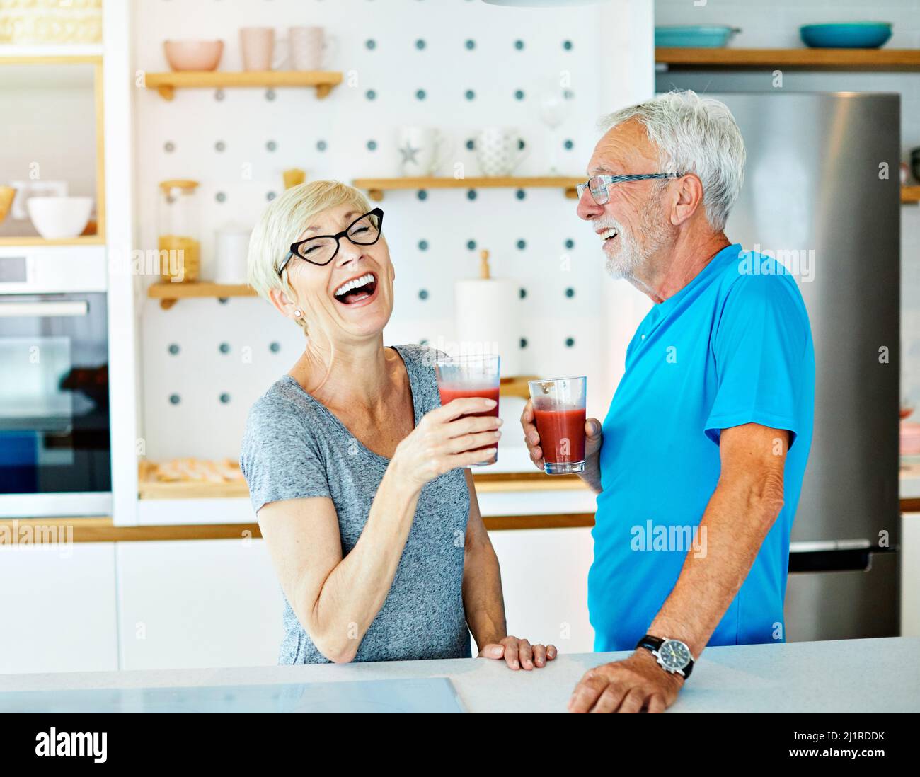 Mann Frau Paar Senior gesundes Essen Frühstück Ruhestand Saft Übung Training Sport Fitness Pause glücklich Stockfoto