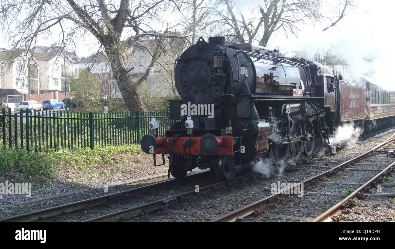 Dampflok 2253 Omaha, die als Teil der Dartmouth Steam Railway in Paignton, Devon, England, Großbritannien betrieben wird. Stockfoto