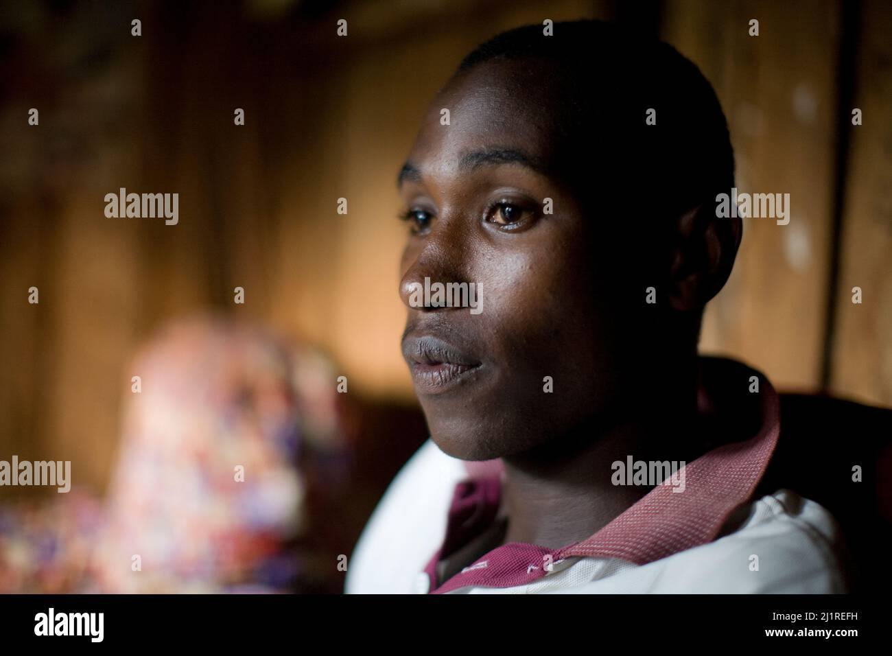 Joy Kaiuthi, 18, lebt mit ihrem Kind und ihrem Bruder Anthony Muriithin, 23 Jahre alt. Ihre Eltern starben an AIDS. Beide gingen aus der Schule. Stockfoto