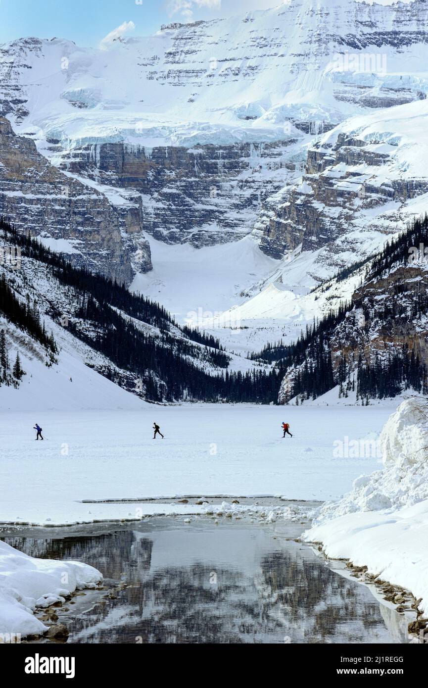 Langläufer im Winter am Lake Louise, Banff Alberta, Kanada Stockfoto