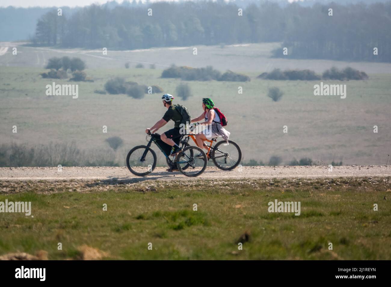 Ein Paar lockere Radfahrer auf einer Steinbahn, die die salisbury-Ebene in Wiltshire, Großbritannien, durchquert Stockfoto