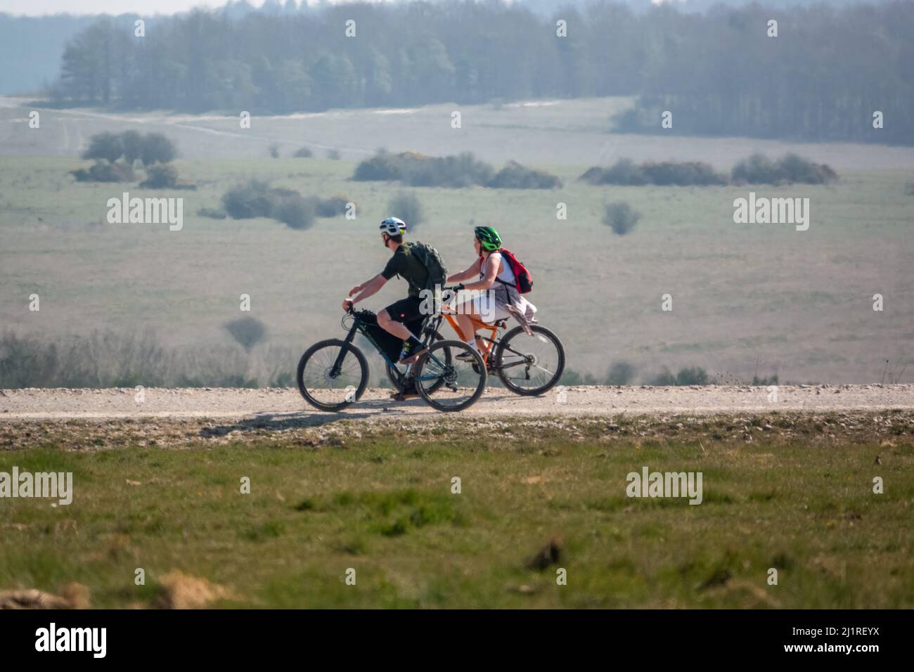 Ein Paar lockere Radfahrer auf einer Steinbahn, die die salisbury-Ebene in Wiltshire, Großbritannien, durchquert Stockfoto