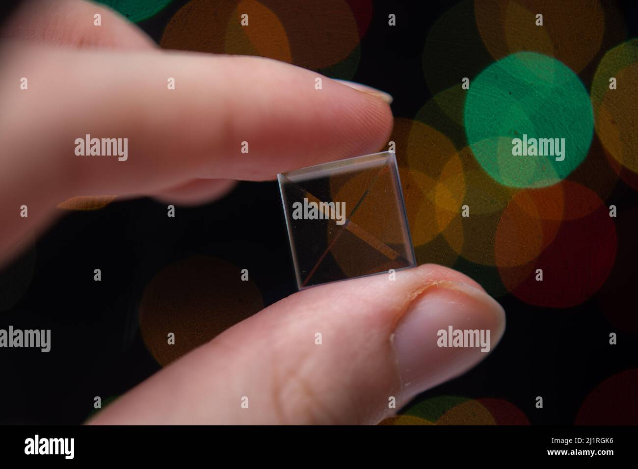 Helle leuchtende Prismenwürfel brechen Licht in verschiedenen Farben. Physik Optik Strahlbrechungen Stockfoto